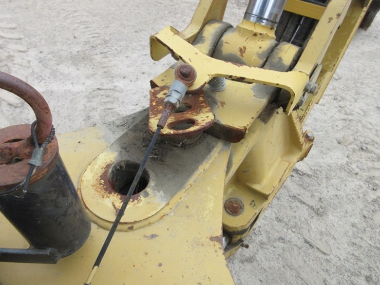 2022-caterpillar-416c-image-16