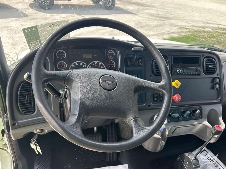 2015-freightliner-m2-106-image-12