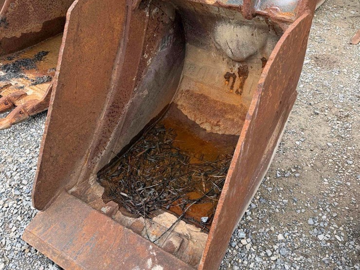 24”-cat-bucket-w/-cutting-edge-image-2