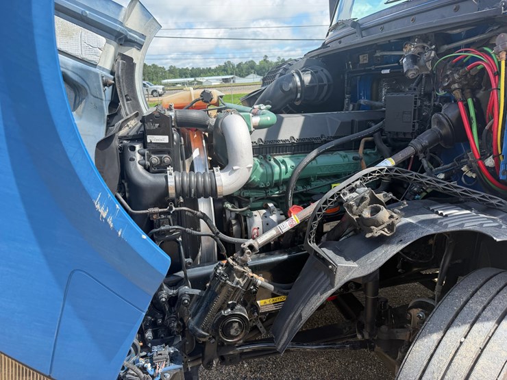 2015-volvo-vnl42t300-image-11