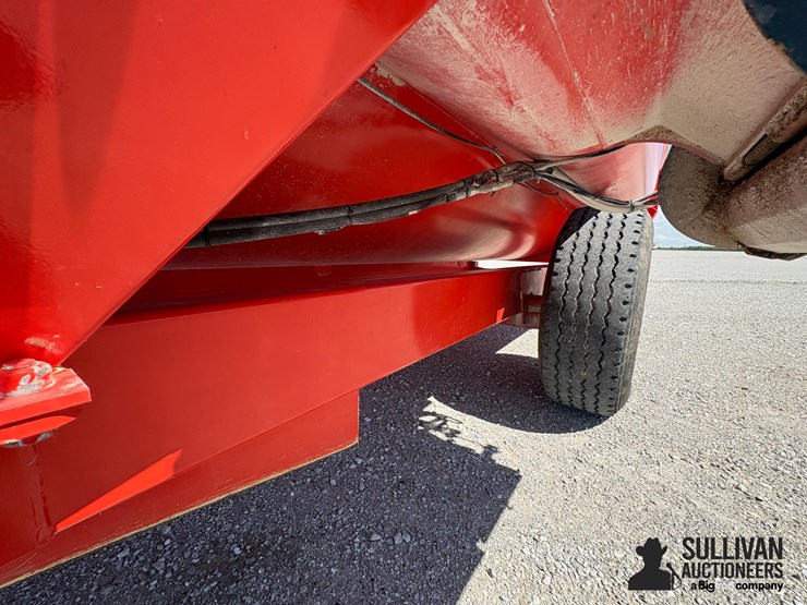kuhn-knight-reel-auggie-ra130-feeder-wagon-image-17