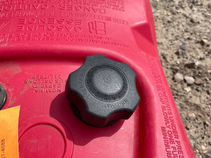 #2154-•-attwood-boat-gas-can-image-10