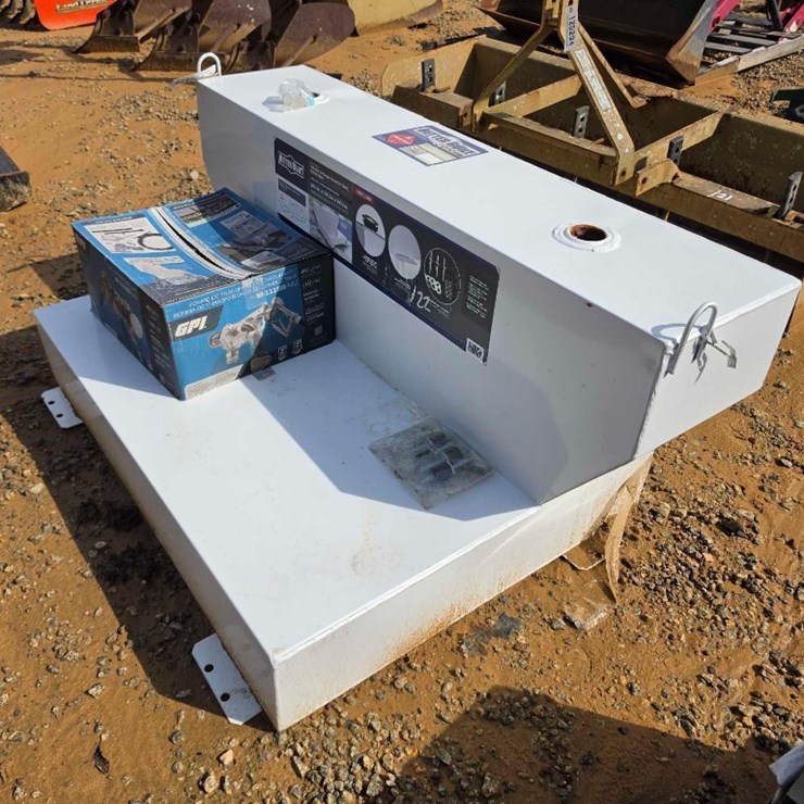 122 - NEW 100 GAL BETTER BUILT FUEL TANK