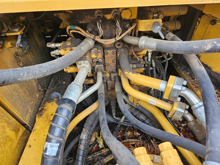 2017-caterpillar-336f-image-43