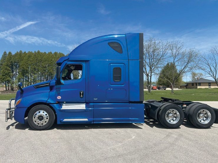 2022-freightliner-cascadia-126-image-2