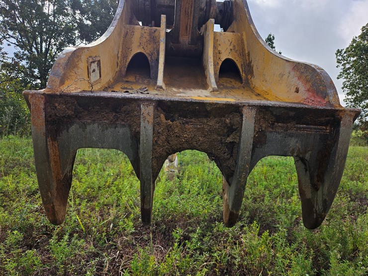 2017-caterpillar-336f-image-94