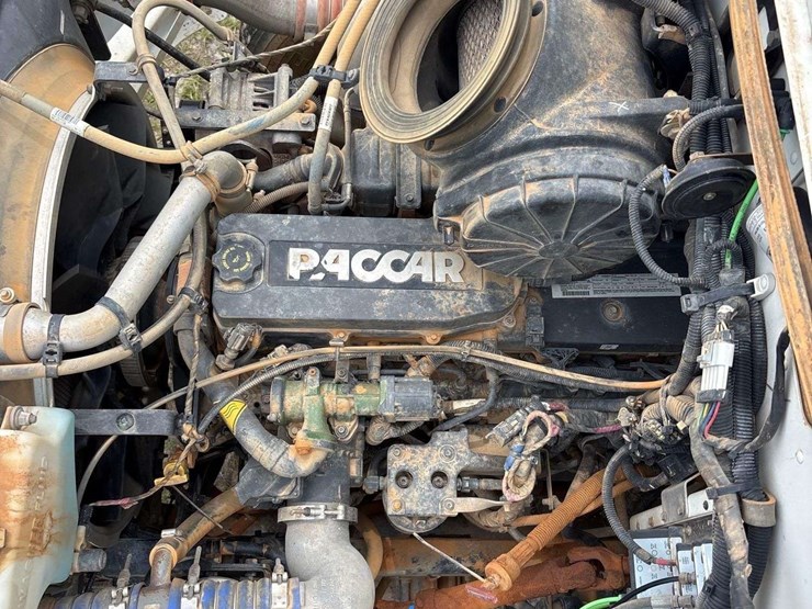2017-peterbilt-337-image-27