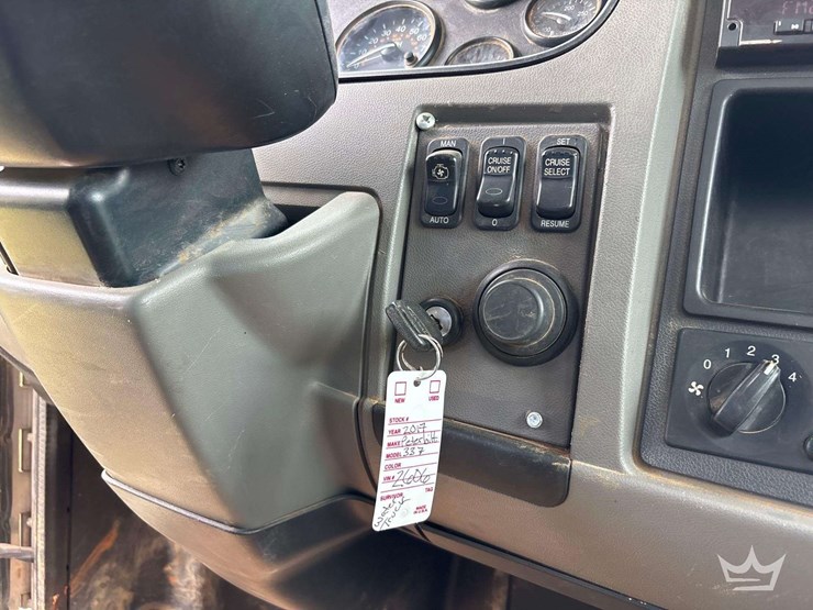 2017-peterbilt-337-image-33