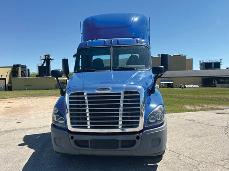2015-freightliner-cascadia-125-evolution-image-5