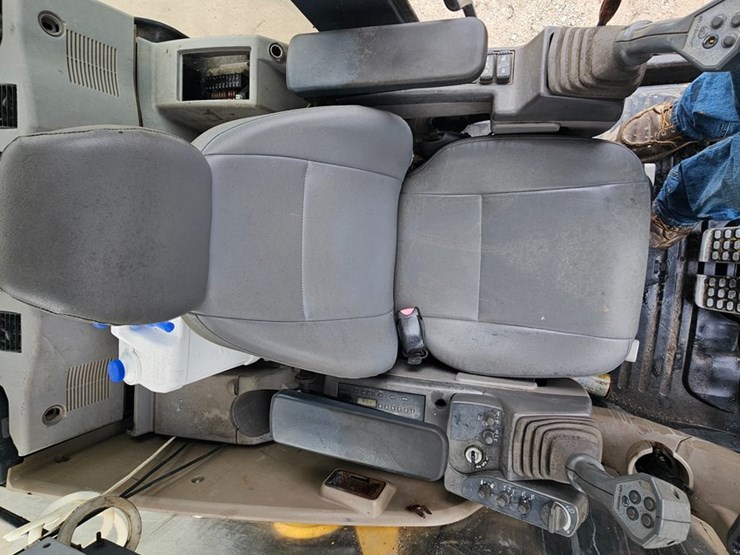 2010-deere-200d-lc-image-37