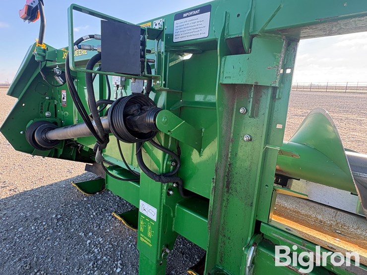 2021-john-deere-c8r-image-12