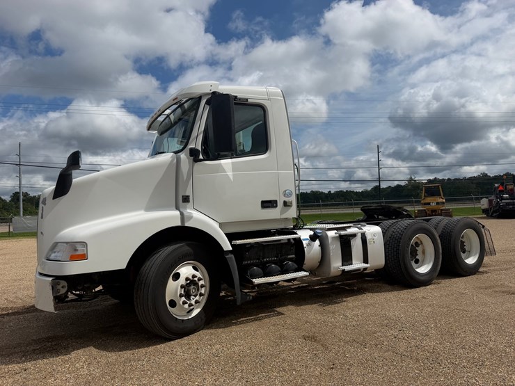 2015-volvo-vnm64t200-image-1