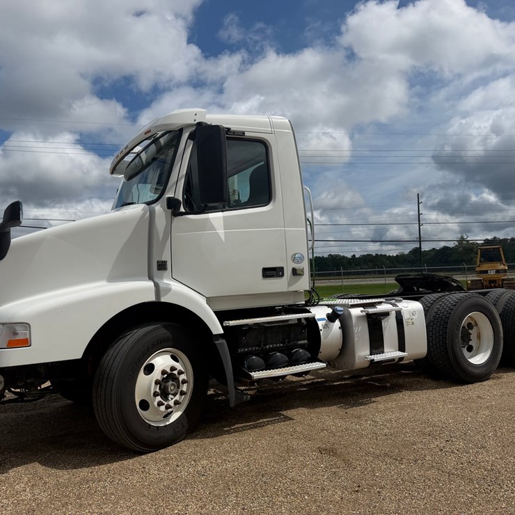 2015 VOLVO VNM64T200
