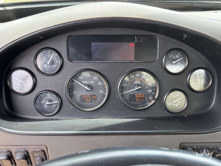2017-peterbilt-337-image-34