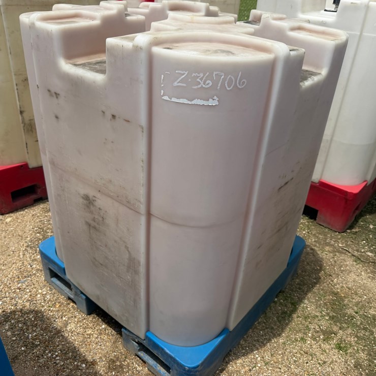 #1651 • 330 GALLON PLASTIC STORAGE OIL TANK