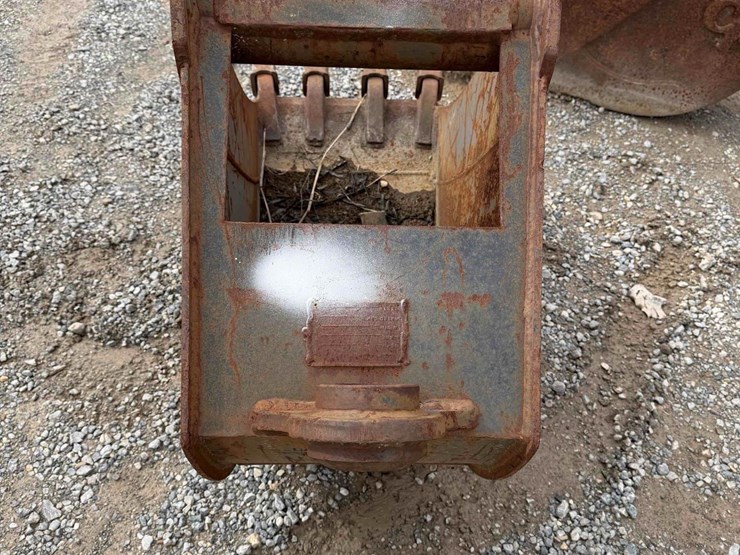 16”-cp-toothed-bucket-image-3