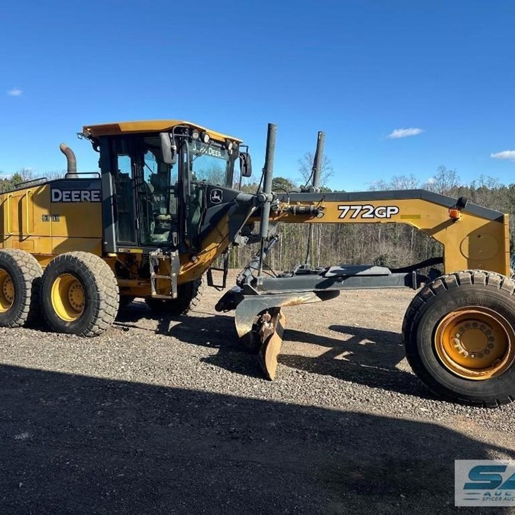 2011 DEERE 772G