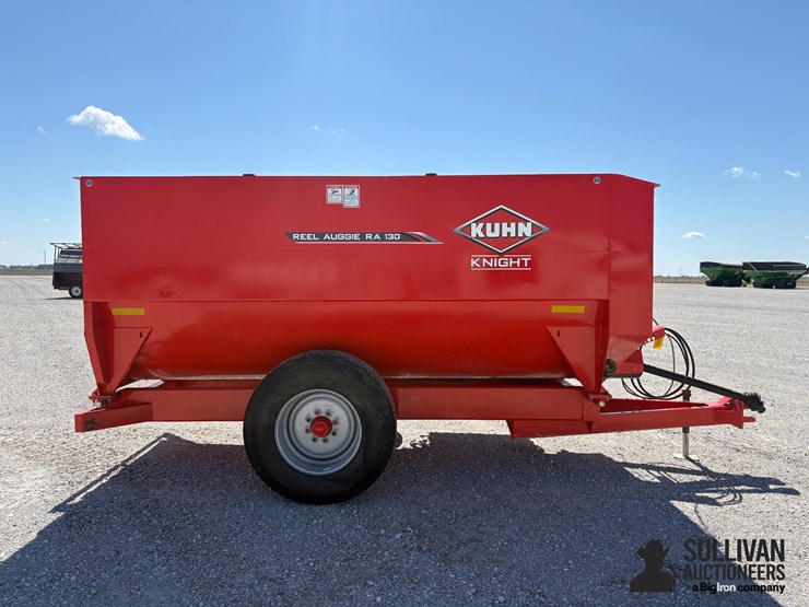kuhn-knight-reel-auggie-ra130-feeder-wagon-image-4