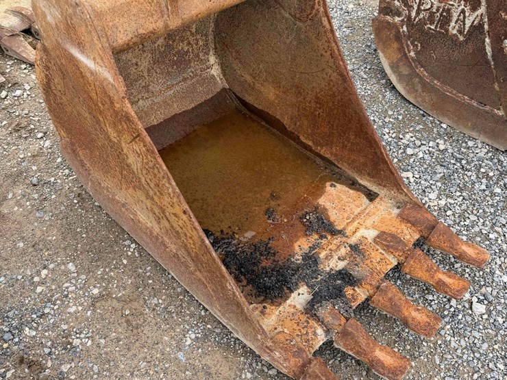 24”-toothed-bucket-image-1