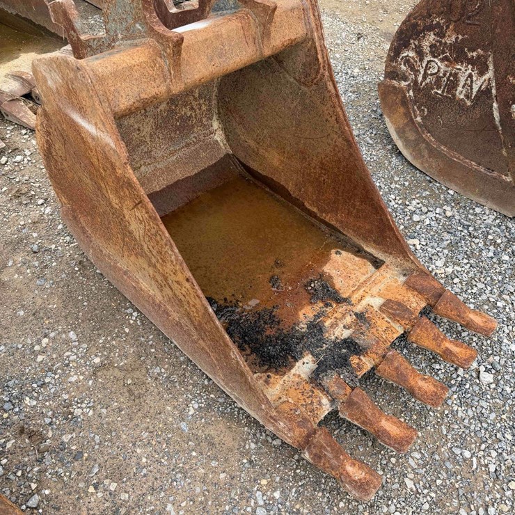 24” Toothed Bucket