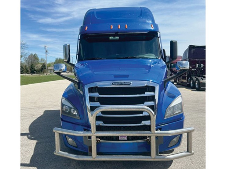 2022-freightliner-cascadia-126-image-3