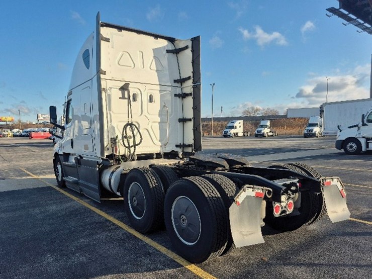 2023-freightliner-cascadia-126-image-2