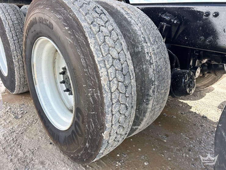 2013-freightliner-m2-106-image-43