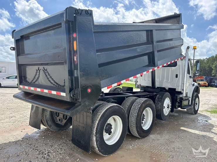 2013-freightliner-m2-106-image-3