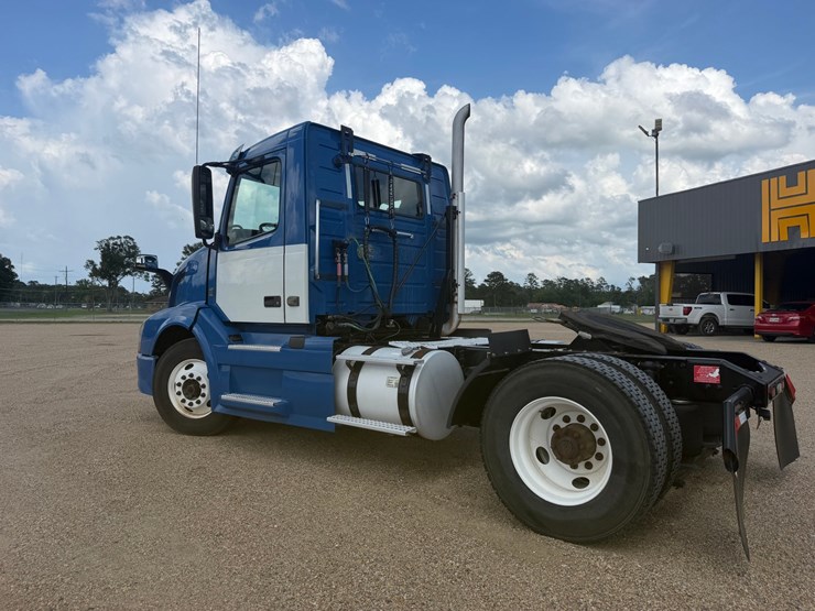 2016-volvo-vnl42t300-image-4