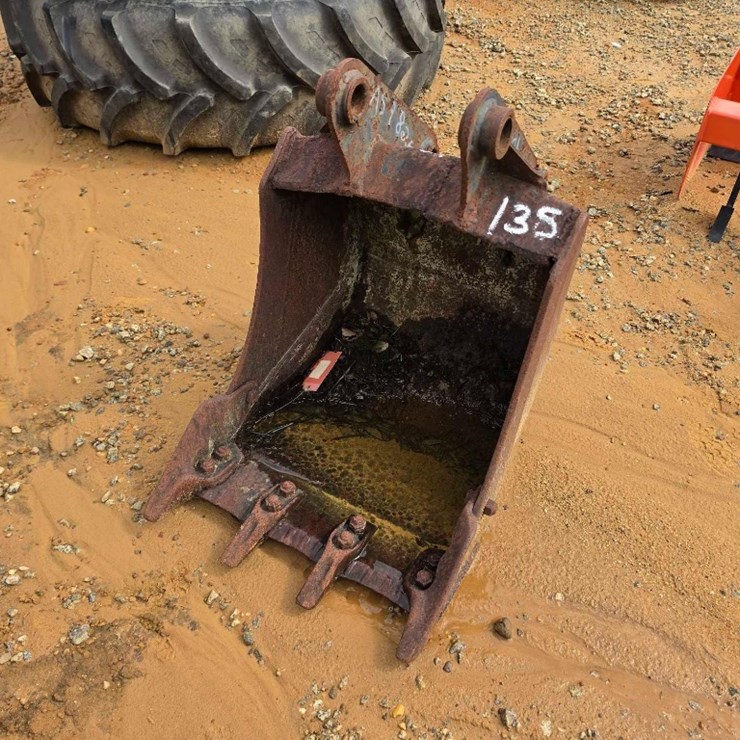 135 - USED 24" BUCKET