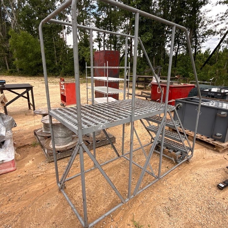 2240 - METAL 4 STEP ROLLING LADDER