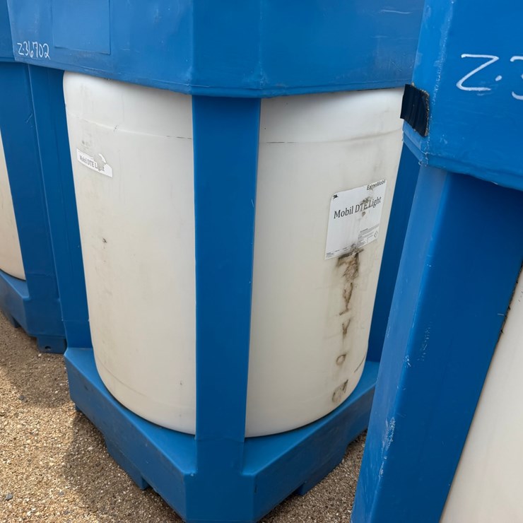 #1647 • 275 GALLON PLASTIC STORAGE OIL TANK
