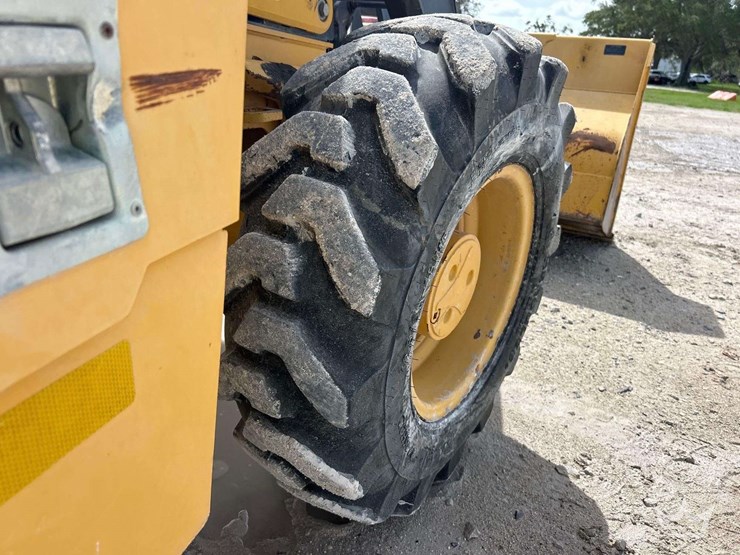 deere-410l-image-46
