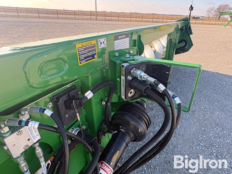 2021-john-deere-c8r-image-10