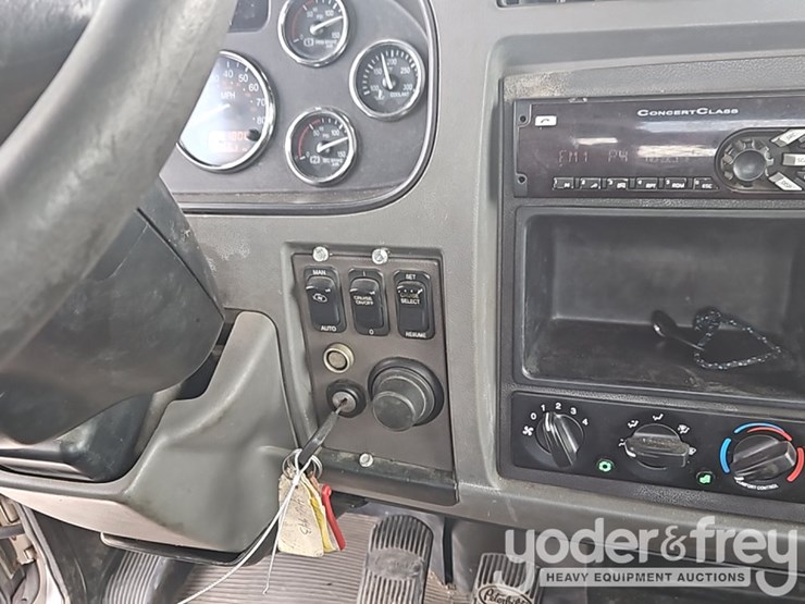 2014-peterbilt-337-image-32