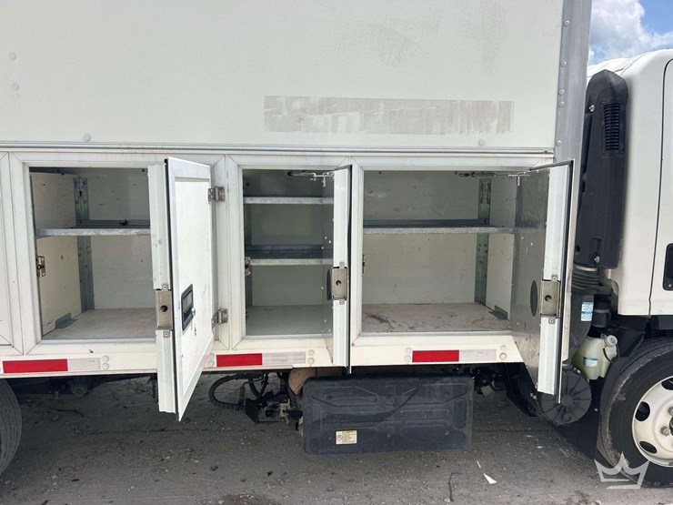 2020-isuzu-nrr-image-21