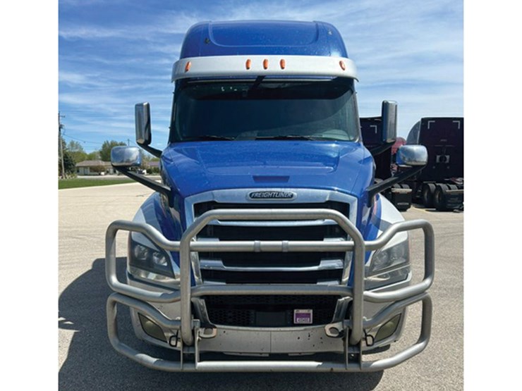 2021-freightliner-cascadia-126-image-3