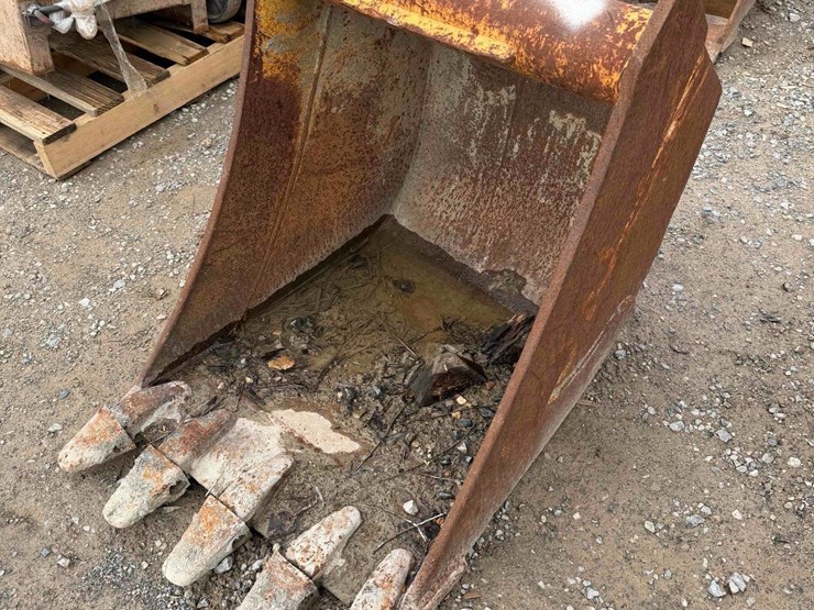 24”-toothed-bucket-image-2