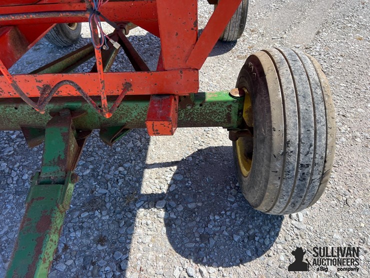 kilbros-350-gravity-flow-wagon-on-jd-running-gear-image-16