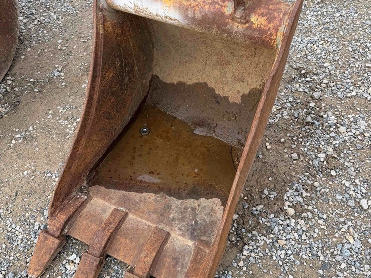 18”-john-deere-excavator-toothed-bucket-image-1