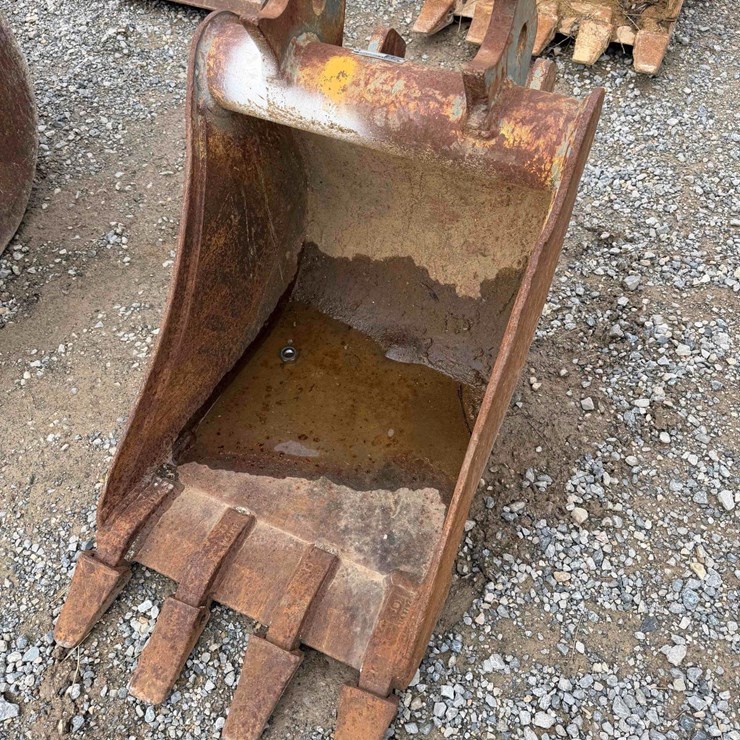 18” John Deere Excavator Toothed Bucket
