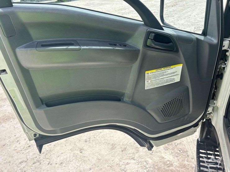 2020-isuzu-nrr-image-14