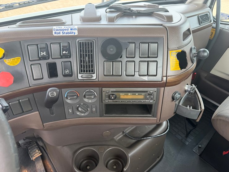 2015-volvo-vnm64t200-image-13