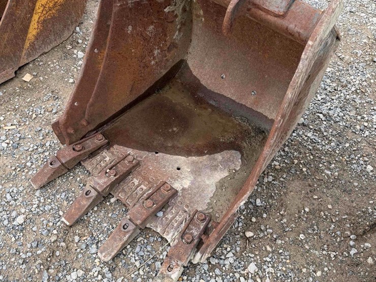 24”-cat-toothed-bucket-image-1