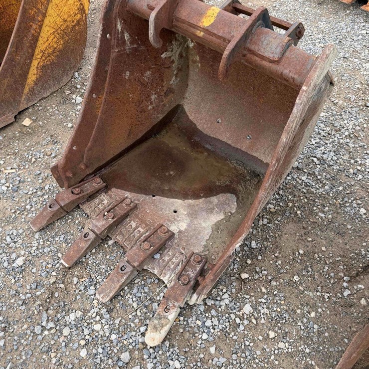 24” CAT Toothed Bucket