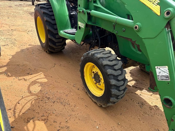 john-deere-3320-image-11