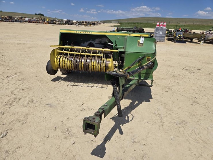 john-deere-336-image-2