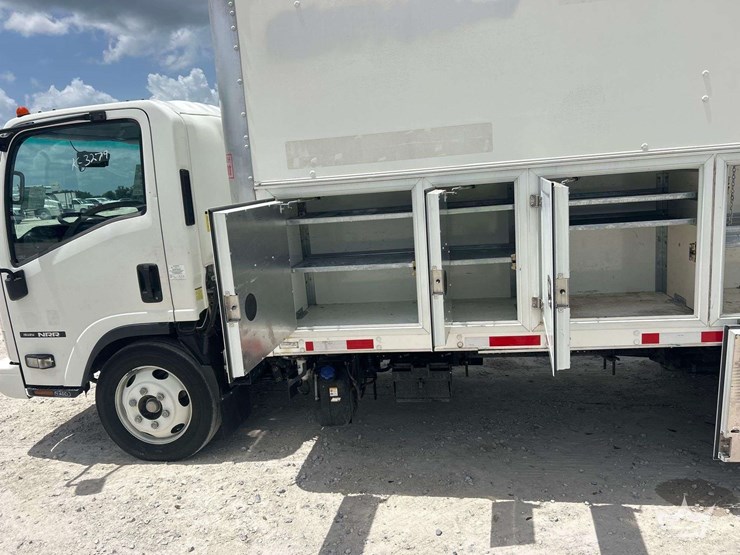 2020-isuzu-nrr-image-18