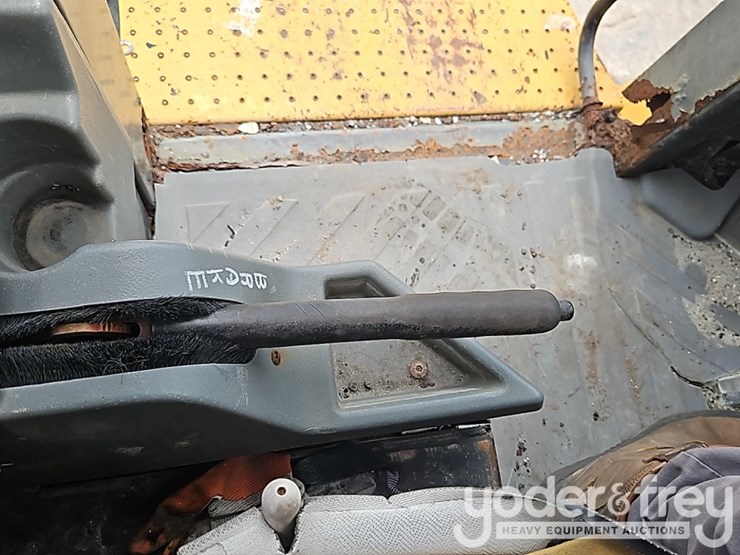 2009-caterpillar-938h-image-24