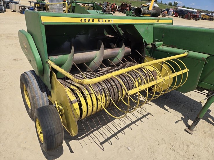 john-deere-336-image-4